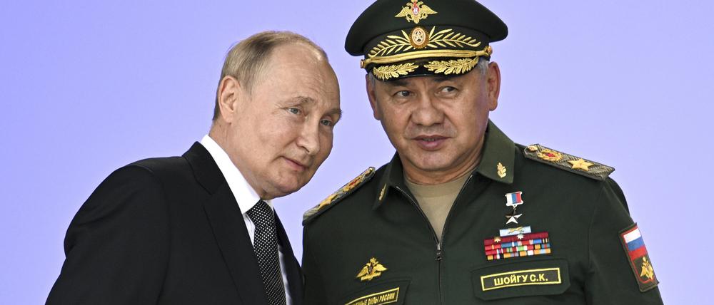 Russlands Präsident Wladimir Putin und Verteidigungsminister Sergej Schoigu.