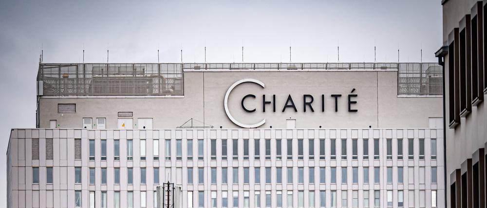 Der bekannte Charité-Bettenturm am Campus in Berlin-Mitte.