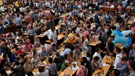 Auf dem Oktoberfest kommen viele Menschen zusammen - entsprechend hoch ist das Infektionsrisiko. 
