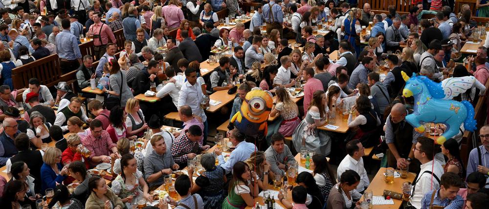 Auf dem Oktoberfest kommen viele Menschen zusammen - entsprechend hoch ist das Infektionsrisiko.