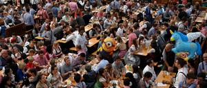 Auf dem Oktoberfest kommen viele Menschen zusammen - entsprechend hoch ist das Infektionsrisiko.