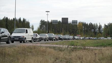 Eine lange Autoschlange ist an der russisch-finnischen Grenze in Vaalimaa zu sehen, das in rund drei Stunden von St-Petersburg zu erreichen ist.