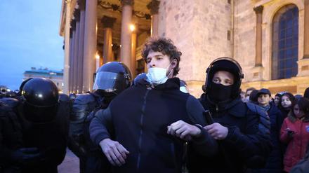 Ein Demonstrant gegen Teilmobilmachung wird in St. Petersburg abgeführt
