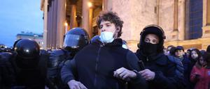 Ein Demonstrant gegen Teilmobilmachung wird in St. Petersburg abgeführt