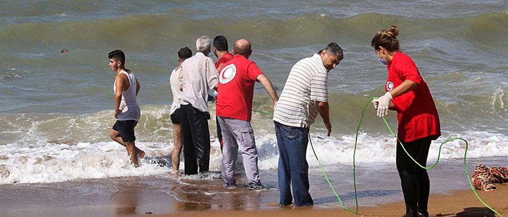 Bergungssarbeiten am Strand von Tartus.