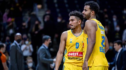 Zurück in Gelb. Johannes Thiemann (rechts) und Maodo Lo sind nach der EM bei Alba ins Training zurückgekehrt.