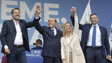 Matteo Salvini, Silvio Berlusconi, Giorgia Meloni und Maurizio Lupi bei einer Wahlkampfveranstaltung unter dem Motto 'Insieme per l'Italia / Gemeinsam für Italien' auf dem Piazza del Popolo, die die italienischen Rechtsparteien Lega, Fratelli d'Italia, Forza Italia und Noi Moderati gemeinsam veranstalten. Die Veranstaltung bildet das Ende des Wahlkampfs für die Parlamentswahlen vom 25. September 2022. Rom, 22.09.2022