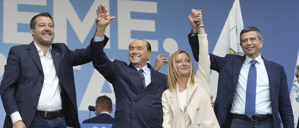 Matteo Salvini, Silvio Berlusconi, Giorgia Meloni und Maurizio Lupi bei einer Wahlkampfveranstaltung unter dem Motto 'Insieme per l'Italia / Gemeinsam für Italien' auf dem Piazza del Popolo, die die italienischen Rechtsparteien Lega, Fratelli d'Italia, Forza Italia und Noi Moderati gemeinsam veranstalten. Die Veranstaltung bildet das Ende des Wahlkampfs für die Parlamentswahlen vom 25. September 2022. Rom, 22.09.2022