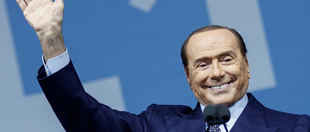 Silvio Berlusconi, Vorsitzender von Forza Italia, winkt beim Abschluss der Wahlkampagne des Mitte-Rechts-Blocks. Italien wählt an diesem Sonntag, 25.09.2022 ein neues Parlament. 