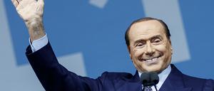 Silvio Berlusconi, Vorsitzender von Forza Italia, winkt beim Abschluss der Wahlkampagne des Mitte-Rechts-Blocks. Italien wählt an diesem Sonntag, 25.09.2022 ein neues Parlament. 