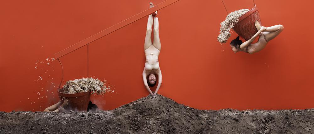 „Scale of Injustice“: Die Videoarbeit von Kawita Vatanajyankur macht auf die Ausbeutung von Frauen in Thailand aufmerksam., deren Knochenarbeit oft mit sexueller Belästigung einhergeht. 