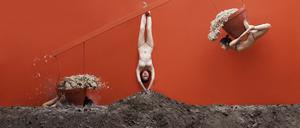 „Scale of Injustice“: Die Videoarbeit von Kawita Vatanajyankur macht auf die Ausbeutung von Frauen in Thailand aufmerksam., deren Knochenarbeit oft mit sexueller Belästigung einhergeht.