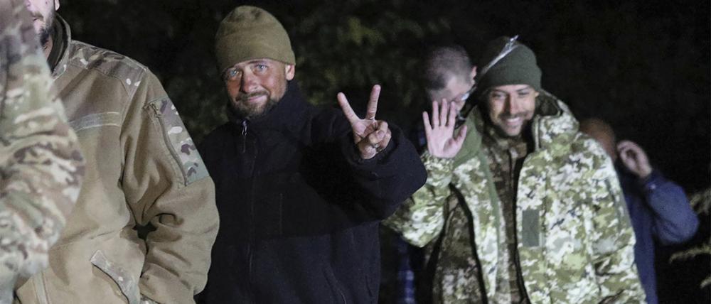 Auf diesem Bild der Pressestelle des ukrainischen Sicherheitsdienstes lächeln ukrainische Soldaten, die im Rahmen eines Gefangenenaustauschs zwischen Russland und der Ukraine freigelassen wurden.