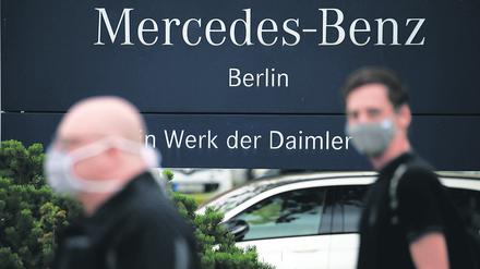 Daimler AG employees arrive to hold a meeting at the Mercedes-Benz Plant at Marienfelde in Berlin, Germany, September 24, 2020. REUTERS/Michele Tantussi