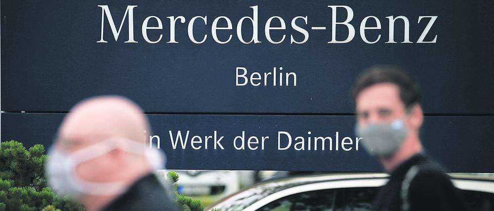 Daimler AG employees arrive to hold a meeting at the Mercedes-Benz Plant at Marienfelde in Berlin, Germany, September 24, 2020. REUTERS/Michele Tantussi