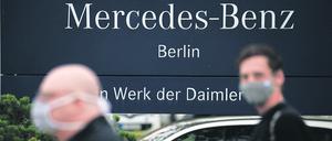 Daimler AG employees arrive to hold a meeting at the Mercedes-Benz Plant at Marienfelde in Berlin, Germany, September 24, 2020. REUTERS/Michele Tantussi