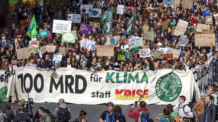 In Berlin zog der Demonstrationszug von Fridays for Future durch das Regierungsviertel.