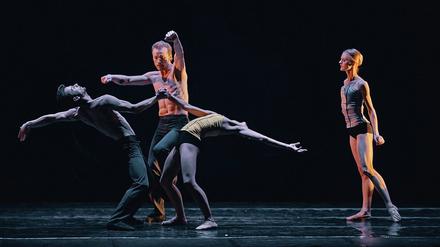 Minimalismus und Intensität. Edward Clugs Choreografie „Radio + Juliet“ getanzt vom Ensemble Quatro.