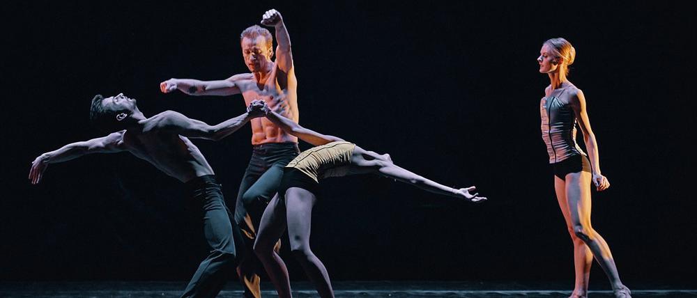 Minimalismus und Intensität. Edward Clugs Choreografie „Radio + Juliet“ getanzt vom Ensemble Quatro.