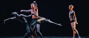 Minimalismus und Intensität. Edward Clugs Choreografie „Radio + Juliet“ getanzt vom Ensemble Quatro.