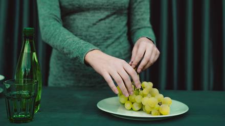 Zweiglein für Zweiglein. Von oben nach unten abgelöst, wirken die verbleibenden Trauben gleich viel appetitlicher.