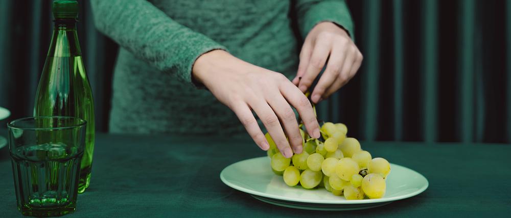Zweiglein für Zweiglein. Von oben nach unten abgelöst, wirken die verbleibenden Trauben gleich viel appetitlicher.