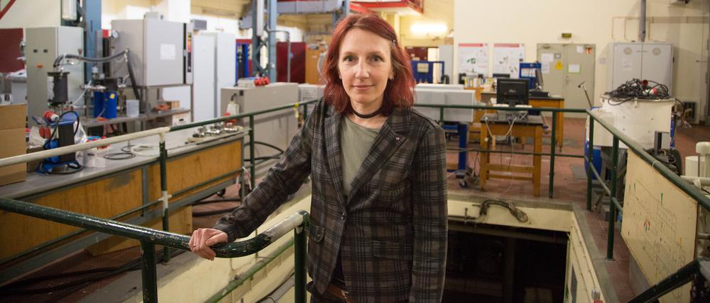 Geraldine Rauch, Präsidentin der Technischen Universität Berlin, in einem veralteten Technikraum.