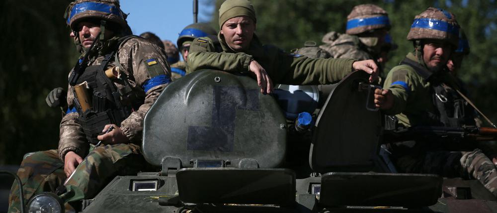 Ukrainische Soldaten auf dem Weg zur Front in der Region Donetzk.