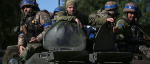 Ukrainische Soldaten auf dem Weg zur Front in der Region Donetzk.