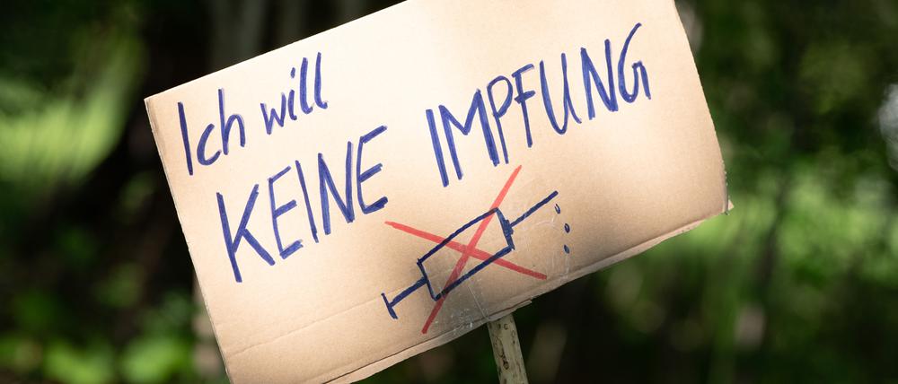 Ein Schild mit der Aufschrift „Ich will keine Impfung“.