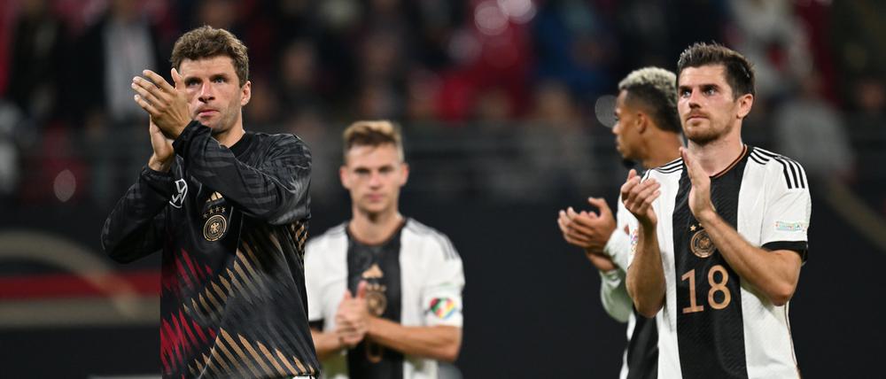 Thomas Müller (l) und seine Teamgefährten (l-r) Joshua Kimmich, Lukas Nmecha und Jonas Hofmann applaudieren nach dem Spiel dem Publikum.