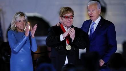 Der britische Popstar John mit dem US-Präsidentenpaar Biden in Washington.