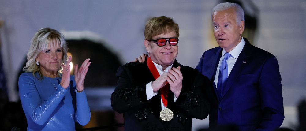 Der britische Popstar John mit dem US-Präsidentenpaar Biden in Washington.