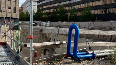 Eine Baugrube – mehr ist nicht zu sehen an der Wilhelmstraße.