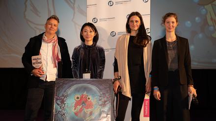 v.l.n.r. Skadi Loist, Jaye Lin, Catherine Lieser und Moderatorin Zoë van Doren vor dem Poster des diesjährigen Taiwan Film Festivals.