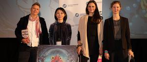 v.l.n.r. Skadi Loist, Jaye Lin, Catherine Lieser und Moderatorin Zoë van Doren vor dem Poster des diesjährigen Taiwan Film Festivals.