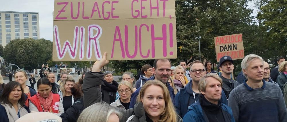 Die Demonstration fand am Samstag vor dem Roten Rathaus statt.