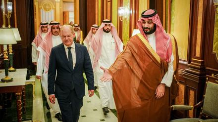 24.09.2022, Saudi-Arabien, Dschidda: Bundeskanzler Olaf Scholz (l, SPD) wird vom Kronprinzen des Königreichs Saudi-Arabien Mohammed bin Salman im Al-Salam-Palast empfangen. Neben Saudi-Arabien besucht der Kanzler die Vereinigten Arabischen Emirate und Katar. Foto: Kay Nietfeld/dpa +++ dpa-Bildfunk +++