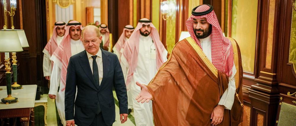 24.09.2022, Saudi-Arabien, Dschidda: Bundeskanzler Olaf Scholz (l, SPD) wird vom Kronprinzen des Königreichs Saudi-Arabien Mohammed bin Salman im Al-Salam-Palast empfangen. Neben Saudi-Arabien besucht der Kanzler die Vereinigten Arabischen Emirate und Katar. Foto: Kay Nietfeld/dpa +++ dpa-Bildfunk +++