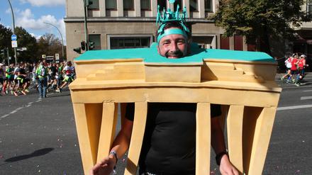 Plamobilfiguren als Quadriga. Thorsten Stohldreier rennt mal als Brandenburger Tor durch Berlin.