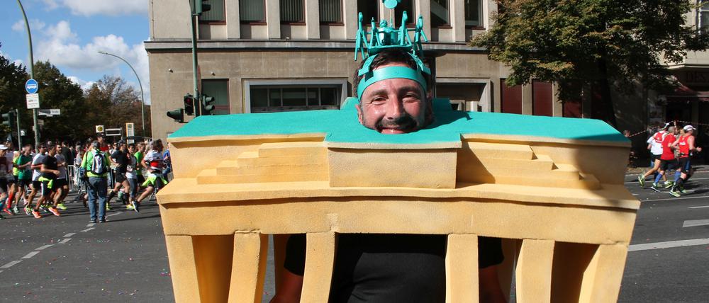 Plamobilfiguren als Quadriga. Thorsten Stohldreier rennt mal als Brandenburger Tor durch Berlin.