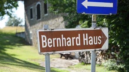 Wegweiser zum Bernhard-Haus in Obernathal.
