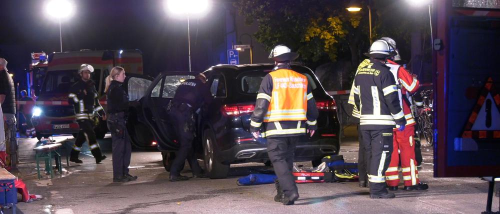  Einsatzkräfte der Polizei und Feuerwehr sind in Rüsselsheim zu sehen.