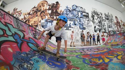 Skatefahrer auf der Miniramp des thailändischen Kollektivs Baan Noorg in der Documenta-Halle.