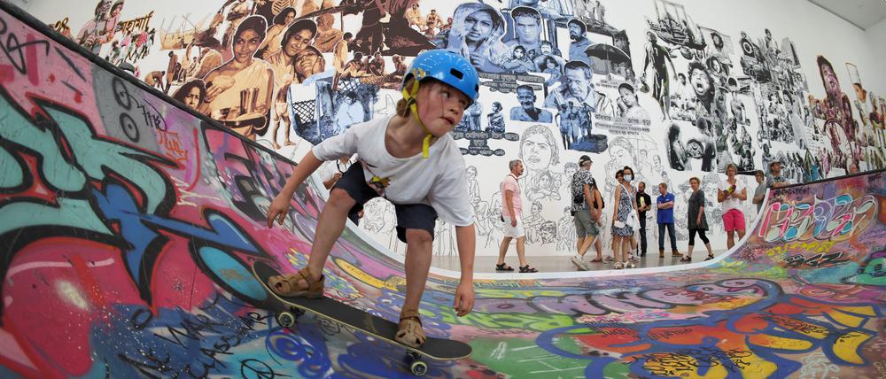 Skatefahrer auf der Miniramp des thailändischen Kollektivs Baan Noorg in der Documenta-Halle.