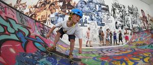 Skatefahrer auf der Miniramp des thailändischen Kollektivs Baan Noorg in der Documenta-Halle.