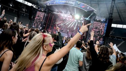 24.09.2022, Berlin: Besucher feiern beim Lollapalooza Festival am Berliner Olympiastadion. Die 6. Ausgabe des Musikfestivals in Berlin findet vom 24.09.2022 - 25.09.2022 statt. Foto: Britta Pedersen/dpa +++ dpa-Bildfunk +++