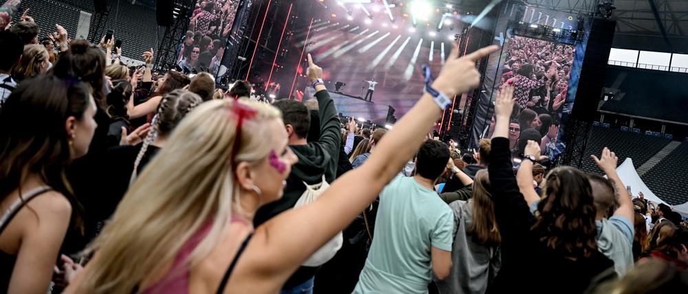 Fans feiern beim Lollapalooza Festival 2022 am Berliner Olympiastadion.