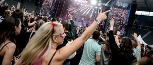 Fans feiern beim Lollapalooza Festival 2022 am Berliner Olympiastadion.