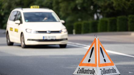 24.09.2022, Hessen, Frankfurt/Main: Aufgestelltes Warnschild ·Zollkontrolle· mit Taxi im Hintergrund. Am Frankfurter Flughafen wurde eine Kontrollaktion des Zolls und der Hessischen Eichdirektion durchgeführt. Foto: Hannes P. Albert/dpa +++ dpa-Bildfunk +++